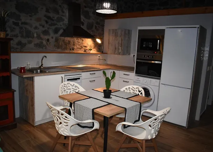 La Antigua Cuadra Es Un Alojamiento De Piedra Y Altos Techos De Madera Con Mucho Encanto, Jardin Privado Con Barbacoa Y Acceso Al Rio Ason