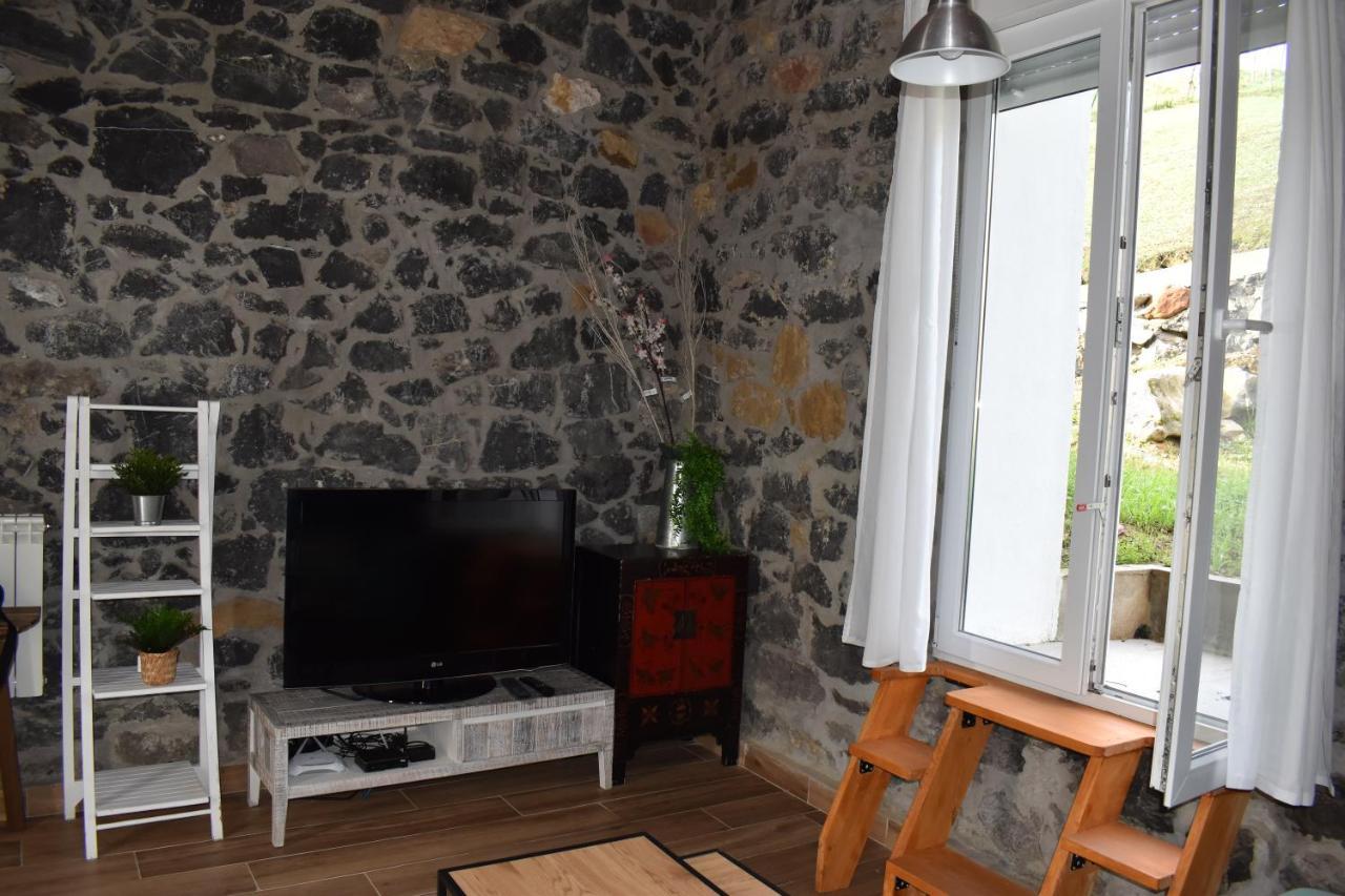 La Antigua Cuadra Es Un De Piedra Y Altos Techos De Madera Con Mucho Encanto, Jardin Privado Con Barbacoa Y Acceso Al Rio Ason