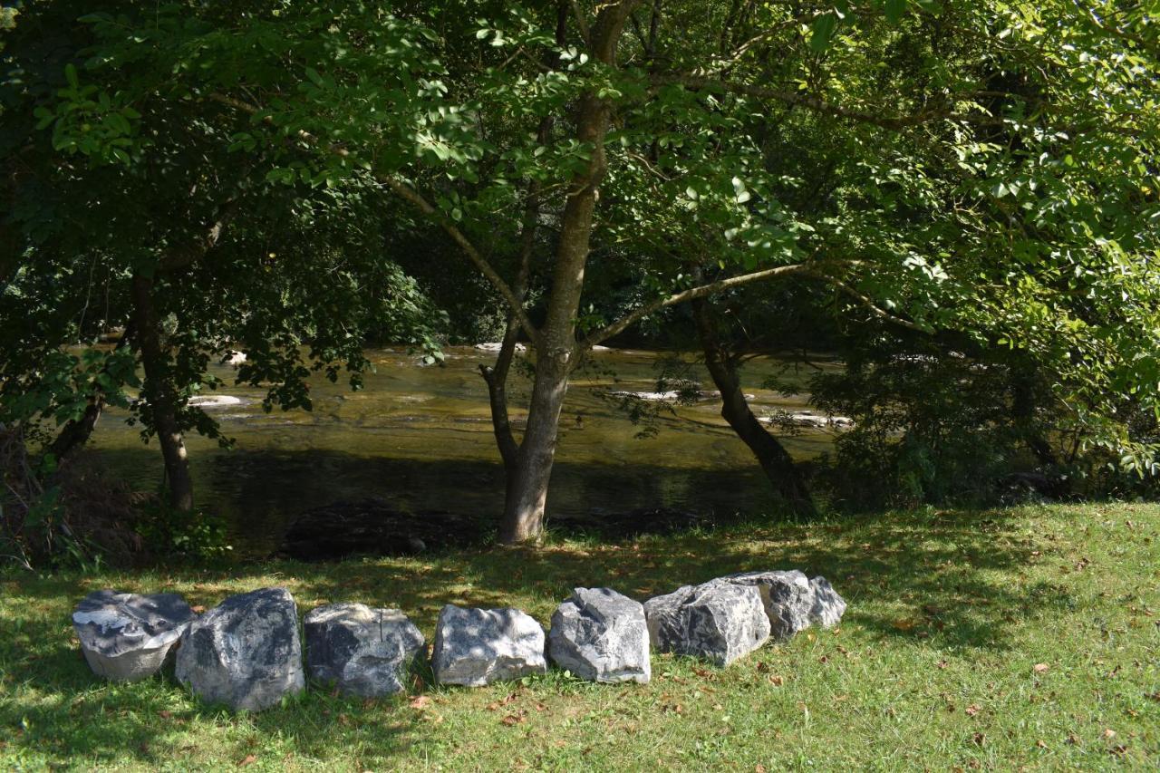La Antigua Cuadra Es Un De Piedra Y Altos Techos De Madera Con Mucho Encanto, Jardin Privado Con Barbacoa Y Acceso Al Rio Ason Ramales de la Victoria